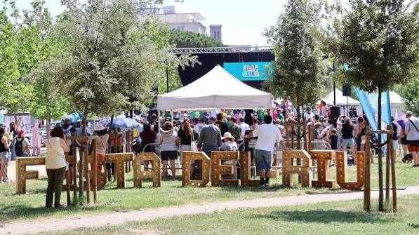 Públic i rètol de la Festa del Riu al Parc Josep Vidal de Manresa